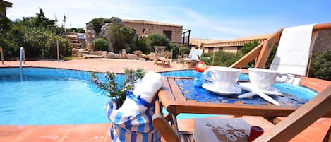 Incantevole villa con piscina privata e bellissima veranda vista mare in Costa Paradiso.