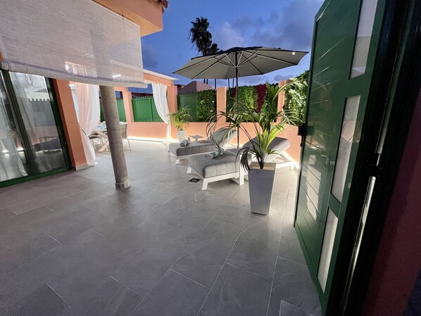 Terraza privada  con 2 camas balinesa a individuales 