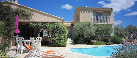 Beautiful Provencal Villa with private pool next to covered terrace