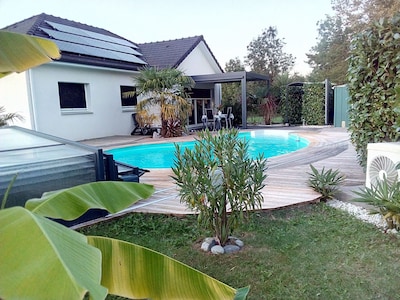 Casa independiente con jardín, piscina privada.
