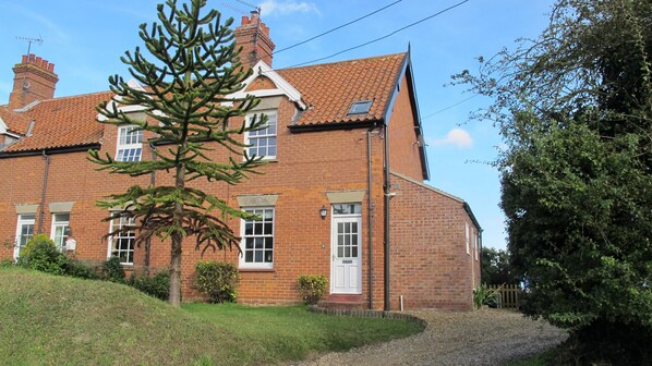 Meadow View Cottage. Driveway for 2 cars has an EV charger