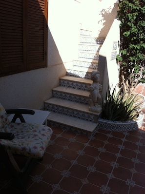 Stairs leading from the terrace to the rooftop solarium.