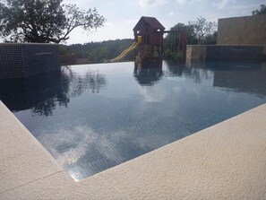 10m x 5m Infinity pool with 1.2m constant depth & inbuilt steps (ideal for kids)