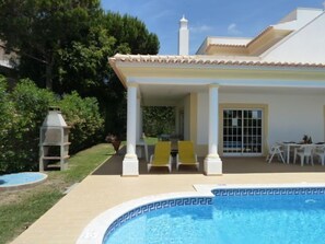 Enjoy, Estrelicia's lovely lawn areas, terraces and BBQ is directly overlooking the pool.