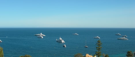 Vista para praia/oceano