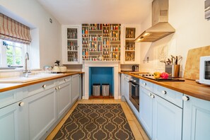 1 Dix Cottage, Thornham: Well-equipped kitchen