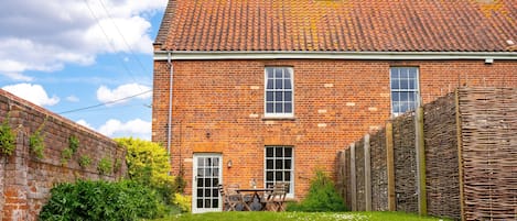 1 Dix Cottage, Thornham: Rear elevation