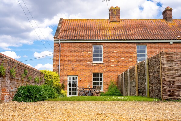 1 Dix Cottage, Thornham: Rear elevation