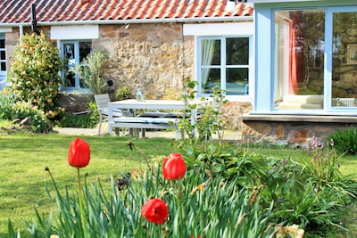 Chilled out country cottage with lovely decor, large garden & sea views by Crail
