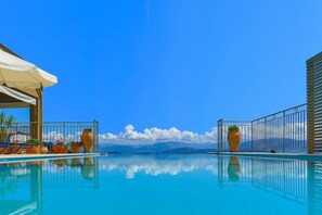 Pool and the horizon