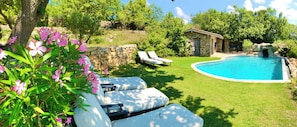 Pool with infinity edge