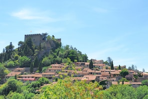 Le village blotti au pied du Château féodal du Xème siècle