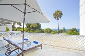 Apartment has a good size sea facing terrace . Sunbathing or dining is possible