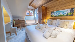 Master bedroom - Piste Noire with king-sized bed and freestanding bath