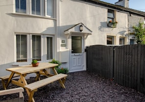 Evening sunshine at the front of the cottage