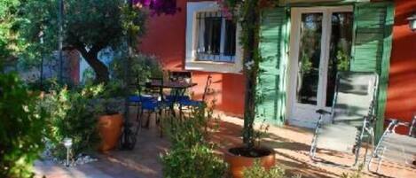 Une terrasse dans un écrin de verdure et de fleurs !