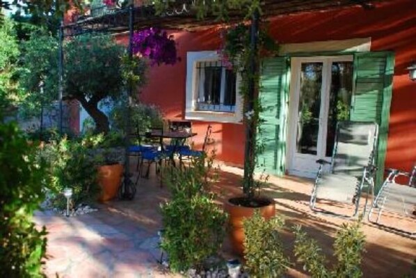 Une terrasse dans un écrin de verdure et de fleurs !