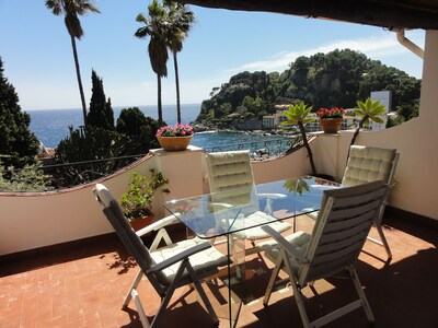 Elegant apartment in the heart of Taormina mare with amazing view!