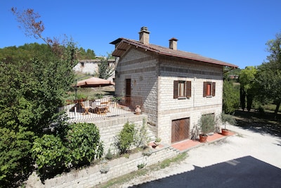 Small villa with a big garden and a big swimming pool - Sassoferrato