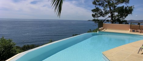 Infinity-pool at the end of your private garden with view of Cap Ferrat