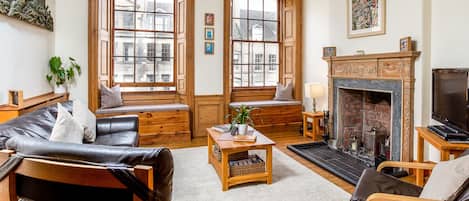 Sittingroom window seats overlooking the Royal Mile