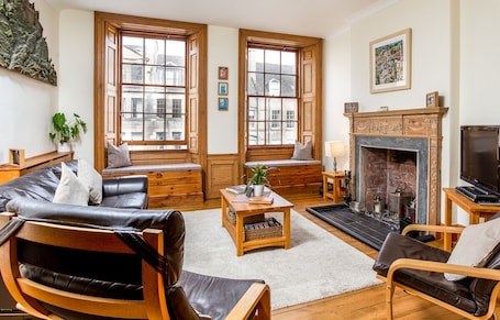 Sittingroom window seats overlooking the Royal Mile