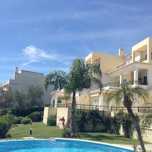 Fantastic Spacious 2-Bed Duplex Apt with pool, 3 mins walk to Centre of Alvor