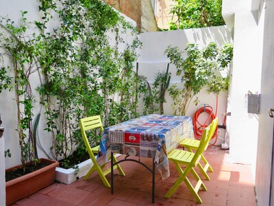 MIRABARNA Patio 1 - near Sagrada Familia - Private / Professional Cleaning /WiFi