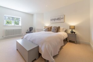 Tun House, Letheringsett: Master bedroom with king-size bed