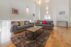 Tun House, Letheringsett: Comfortable sitting room