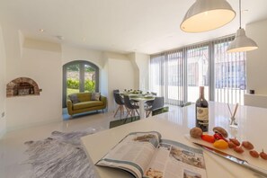 Tun House, Letheringsett: Open plan kitchen and dining area