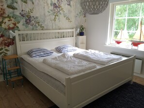 Sovrum 1 med 180 cm dubbelsäng och underbar utsikt över sjön