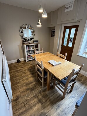 Dining room with extending oak table and 6 chairs.