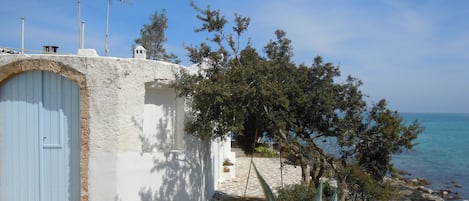 L'ingresso principale della casa e il mare di fronte. 