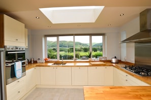 Kitchen with double oven, two dishwashers, nutribullet, 5-burner hob