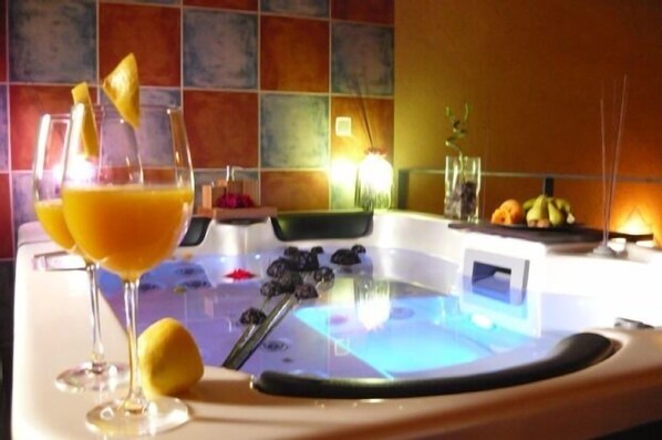 Indoor spa tub