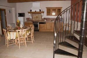 Salle à manger,cuisine et escalier interieur 