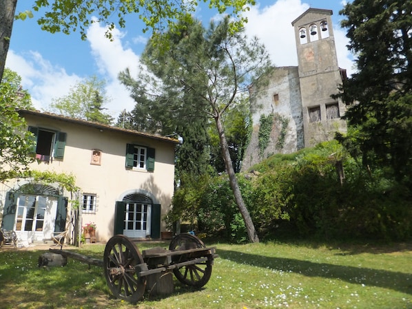 Dehors avec èglise