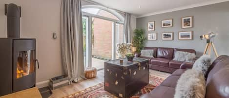 Kipling House, Wells-next-the-Sea: Sitting room with feature wood burning stove