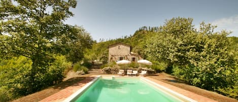 La Rondinaia house and pool