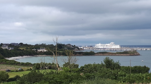 Roscoff  Ferry    Embarquement vers le Royaume-uni   et  l'Irlande "vue du gîte"