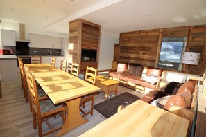Lounge/TV/Dining area