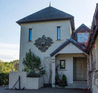 Cosy, comfortable and pet friendly 'upside down' house sleeping 2 with views 