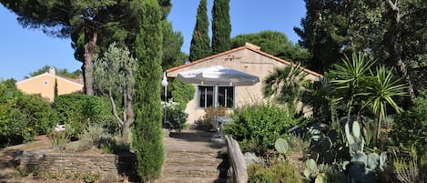 la maison cote jardin avec la terrasse en pierre de bormes, orientation EST