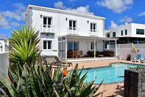 Swimmingpool area and exterior of the house