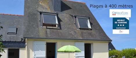 Maison avec jardin, Plages à 400 m, 6 couchages, 3 chambres, 2 SDE, 2 WC, Wifi.