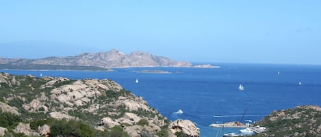 Vista su Poltu Quatu e Arcipelago Maddalena dalla camera da letto e soggiorno