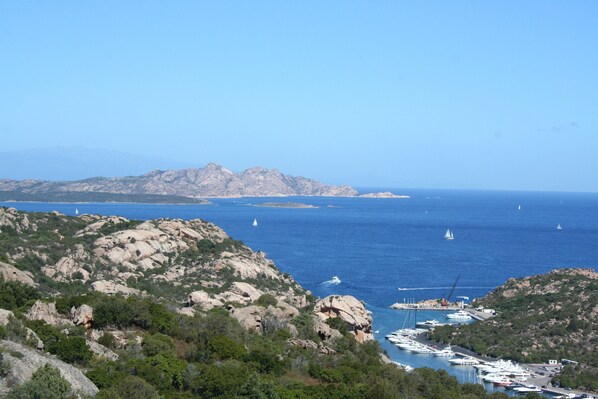 Vista su Poltu Quatu e Arcipelago Maddalena dalla camera da letto e soggiorno