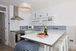 Cool and contemporary well-equipped kitchen with dishwasher