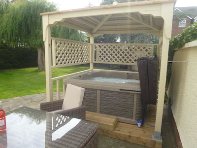 Luxury Suite for 2 with exclusive Hot Tub, robes own garden & bikes-North Wales